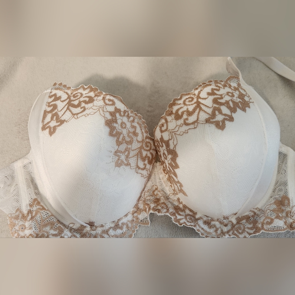 Elegant Lace Trimmed Bra in White With Tan Lacing Design 44C Or 100C EU